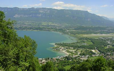 Le sentier offre de jolis points de vue sur le lac du Bourget, le plus grand lac naturel d'origine glaciaire de France