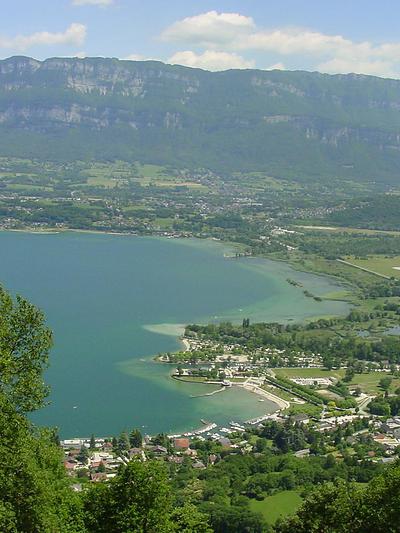 Le sentier offre de jolis points de vue sur le lac du Bourget, le plus grand lac naturel d'origine glaciaire de France