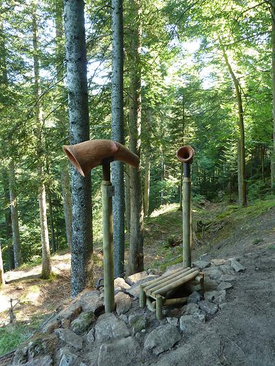 La sculpture réalisée par Marc Charroin propose une découverte sensorielle de la forêt