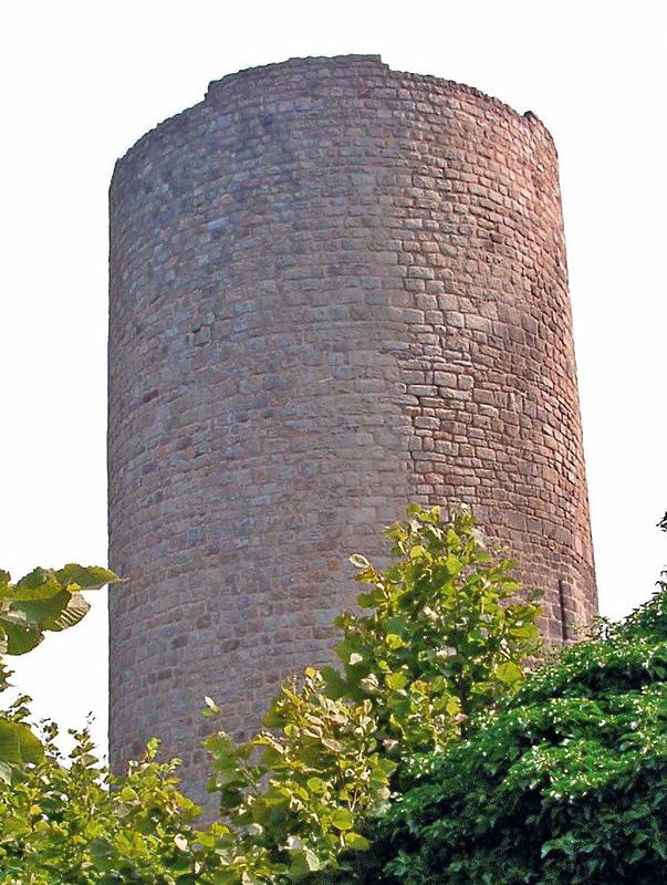La tour ronde du Pflixbourg se dresse sur un petit sommet à l’entrée de la Vallée de Munster. Elle est hantée par la dame Blanche qui erre depuis des siècles à la recherche de ses enfants disparus