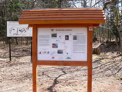 De place en place, un panneau présente les caractéristiques des carrières de grès ou les différentes fonctions de la forêt