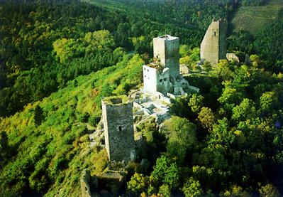 Les Trois Châteaux sont visibles depuis le parking au départ de la promenade. Ils dominent les villages viticoles d'Eguisheim et de Husseren. A l’origine, il s’agissait d’un château unique, construit au XIe siècle par Hugues IV d’Eguisheim et sa femme Heilwige de Dabo. Entre les XIe et XIIIe siècles, le site fut partagé en trois châteaux distincts, le Dagsbourg, le Wahlenbourg et le Weckmund. Les trois châteaux furent détruits au cours de la Guerre des Six Deniers, en 1466. A l’heure actuelle, seuls les donjons sont encore en place