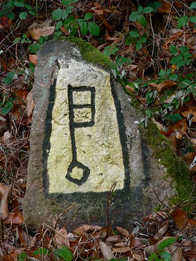 La clé gravée sur ce rocher se nomme le "Schlüsselstein" et reste une énigme quant à son origine véritable