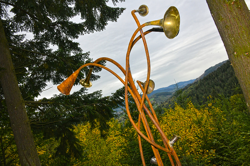 Cet instrument d'écoute permet de prêter attention aux différents bruits de la forêt. Il a été réalisé par Terralud