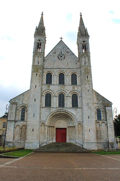 L'abbaye du XIIe siècle de Saint-Martin-de-Boscherville domine le petit village.