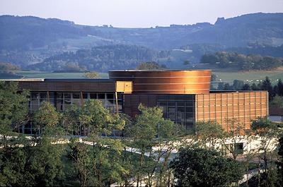 Toute proche, la Galerie européenne de la forêt et du bois, unique en France, présente sur 2 000 m2 des centaines d’objets et réalisations en bois provenant du monde entier