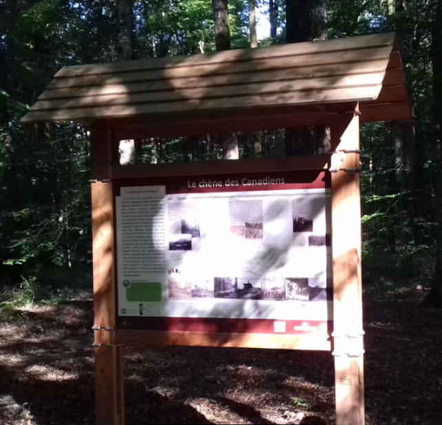 Un panneau présente de façon illustrée le travail et la vie des bûcherons canadiens en forêt domaniale de Bellême