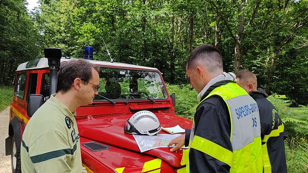 L'ONF et le SDIS76 repèrent les lieux grâce à la cartographie établi par l'Office national des forêts : la connaissance du terrain par les forestiers est un atout indispensable pour une meilleure intervention des pompiers.