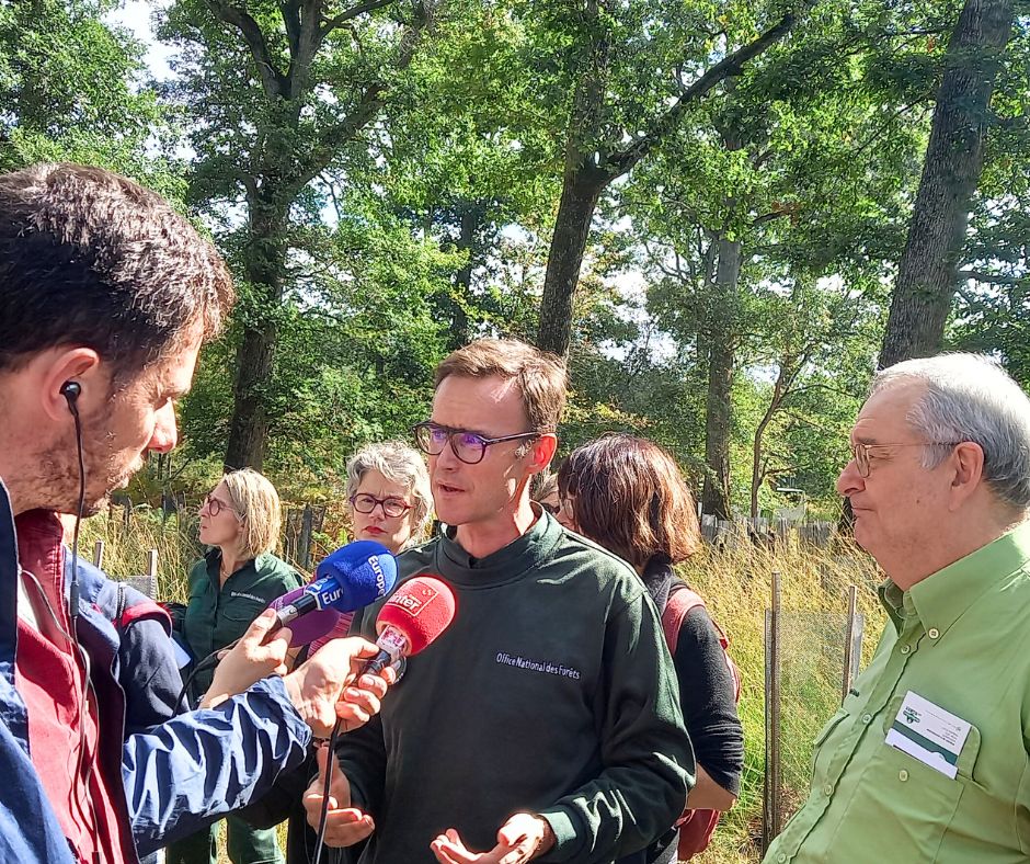 Photo d'un forestier interviewé par les journalistes
