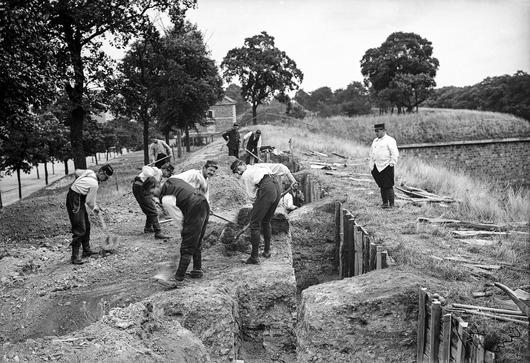 Photo de construction des tranchées, réseaux de fil de fer et abri en 1914
